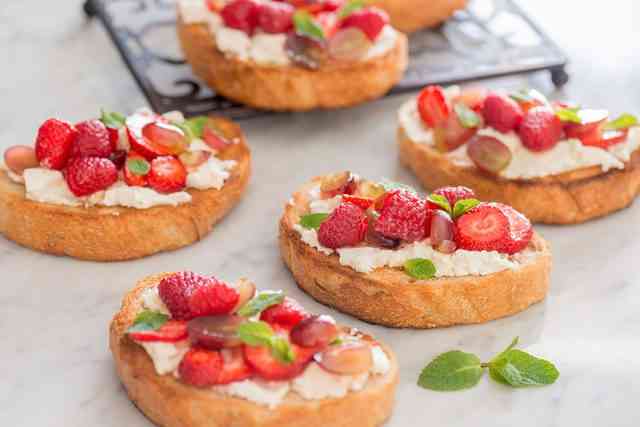 Ricotta-Toast mit Beeren